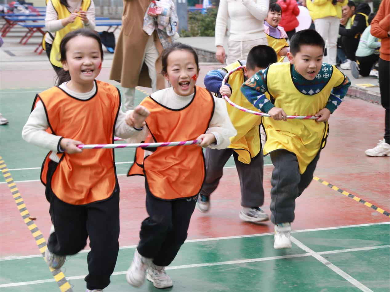 城區(qū)二小人的親子運(yùn)動(dòng)會(huì)：“趣”享運(yùn)動(dòng)，“童”樣精彩