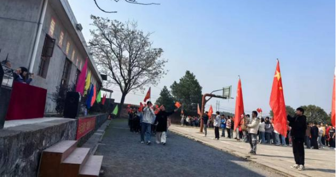 “和諧、陽光，健康、拼搏。生命因運動而精彩！”