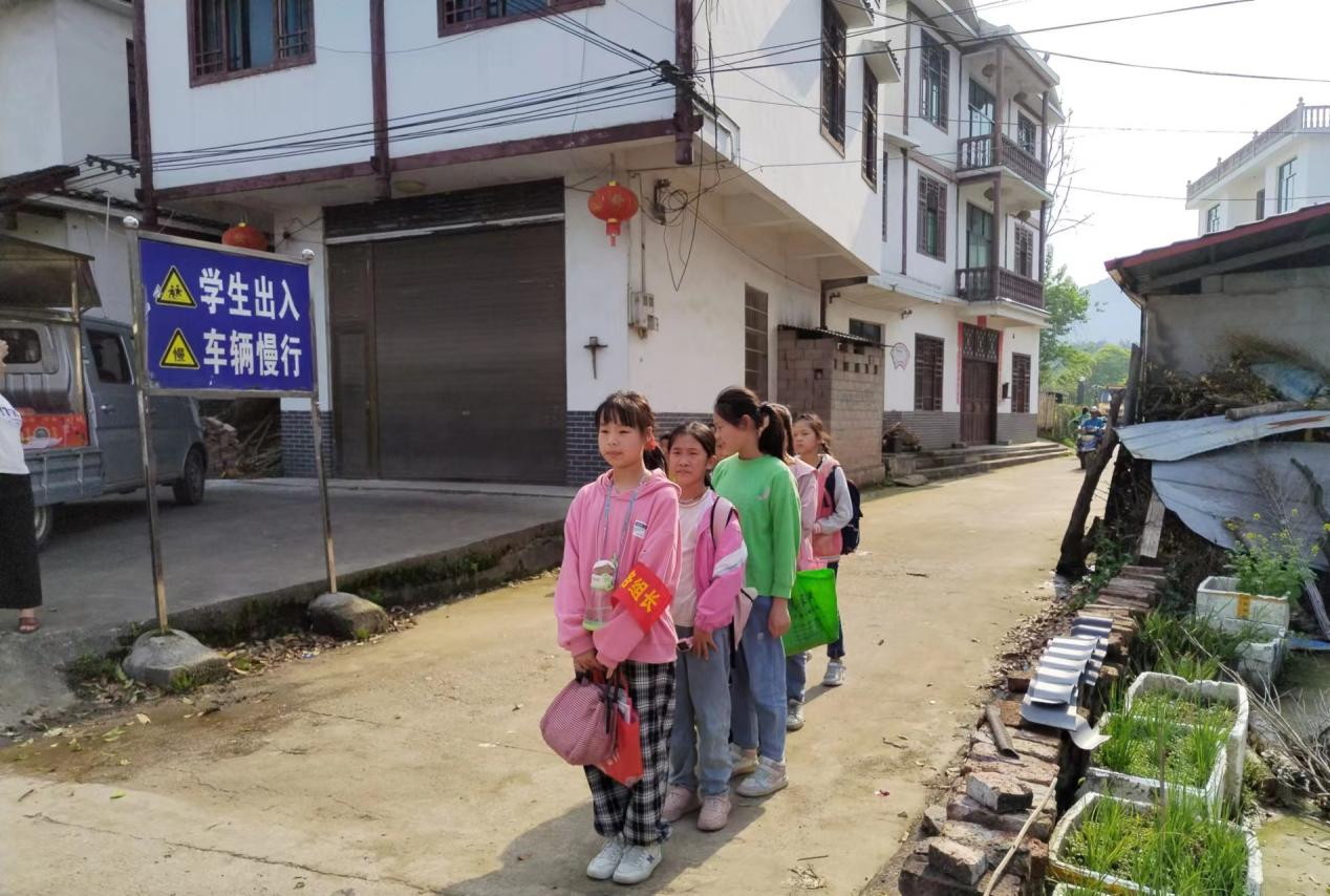 新寧縣窯市中心小學(xué)積極開展“路組長制”工作