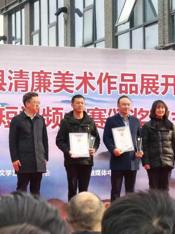 喜報(bào)頻傳報(bào)佳訊   歡聲笑語(yǔ)賀新春