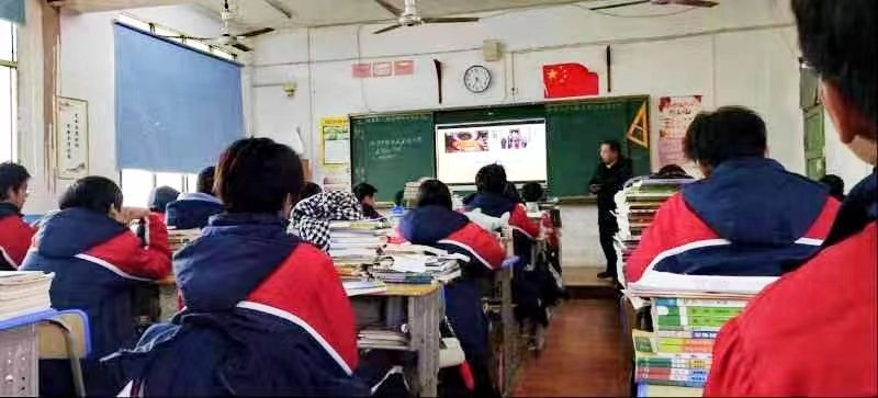 以“三愛(ài)、三帶、三課堂”， 促“楚怡”思政創(chuàng)新團(tuán)隊(duì)課堂建設(shè)