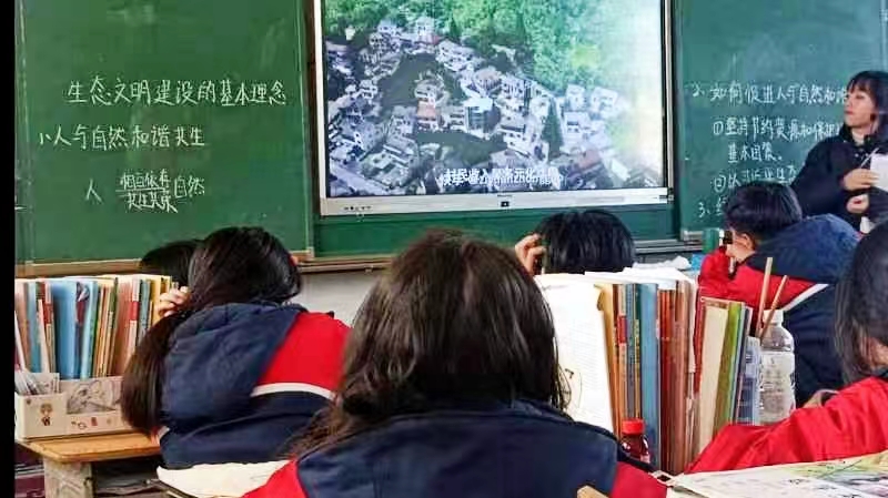 以“三愛(ài)、三帶、三課堂”， 促“楚怡”思政創(chuàng)新團(tuán)隊(duì)課堂建設(shè)