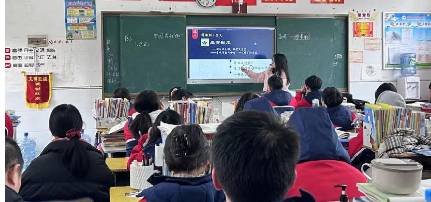 以“三愛(ài)、三帶、三課堂”， 促“楚怡”思政創(chuàng)新團(tuán)隊(duì)課堂建設(shè)