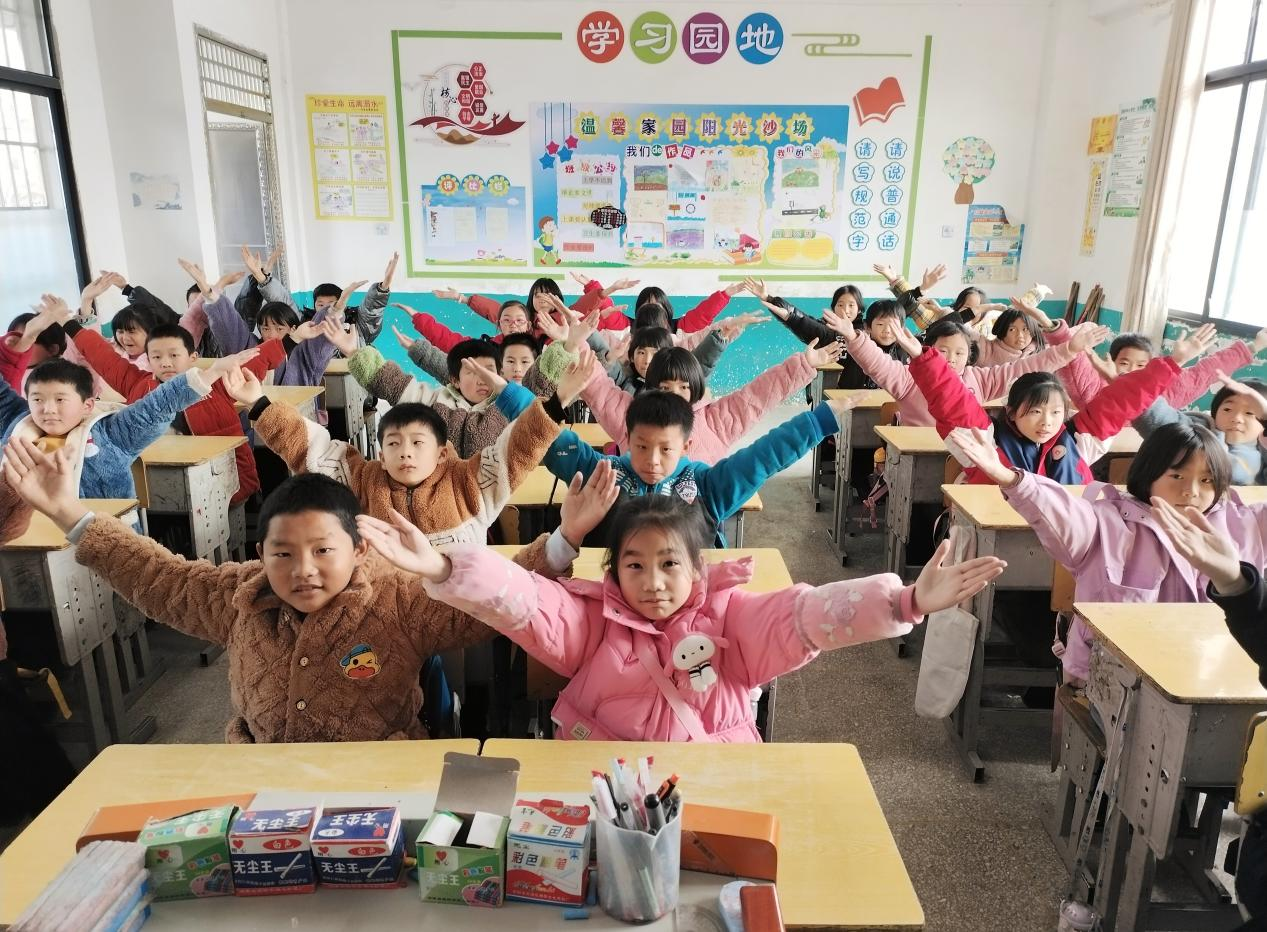 經(jīng)典誦讀傳文明，書香浸潤悅?cè)松? onmousewheel=