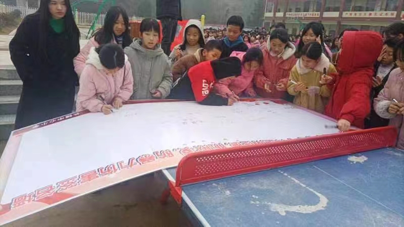 三閣司鎮(zhèn)長鋪中心小學舉行防性侵，防欺凌，防暴力傷害的宣誓