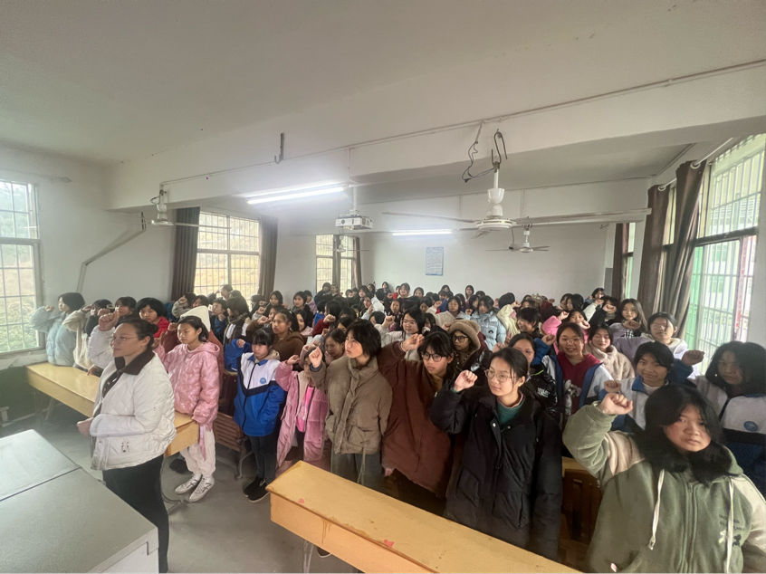 霞塘云中學(xué)開展“利劍護(hù)蕾，雷霆行動(dòng)”宣傳教育工作