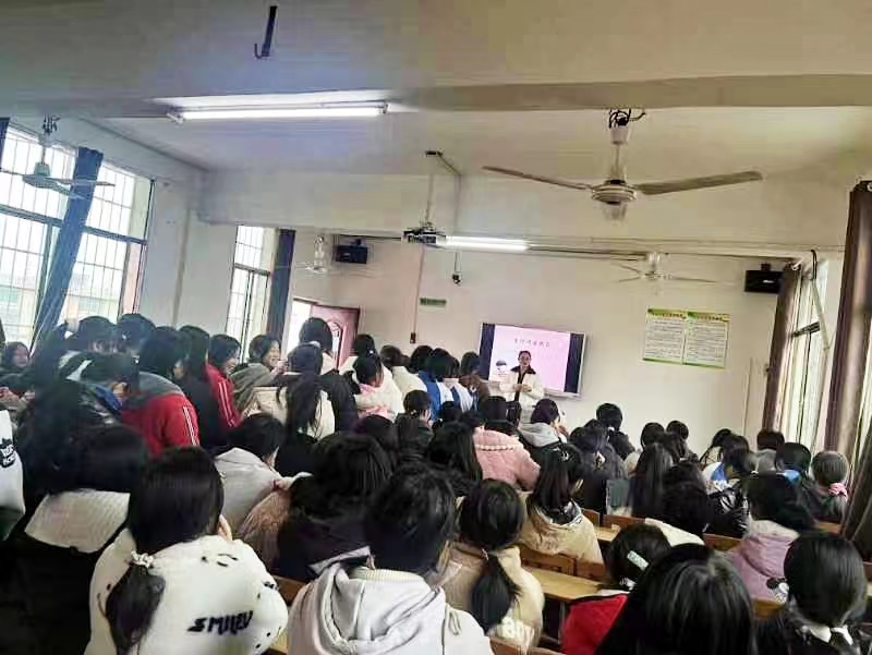 霞塘云中學(xué)開展“利劍護(hù)蕾，雷霆行動(dòng)”宣傳教育工作