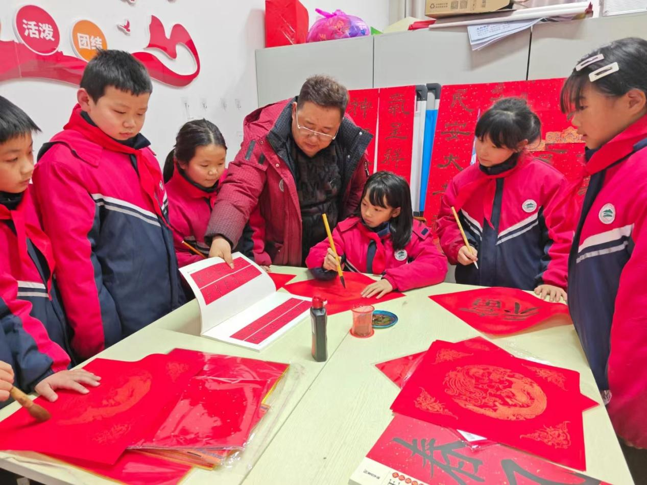 傳統(tǒng)文化進(jìn)校園，少先隊(duì)員贈(zèng)春聯(lián)