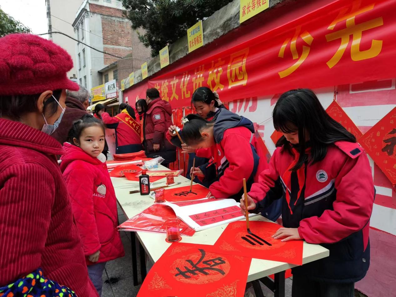 傳統(tǒng)文化進(jìn)校園，少先隊(duì)員贈(zèng)春聯(lián)