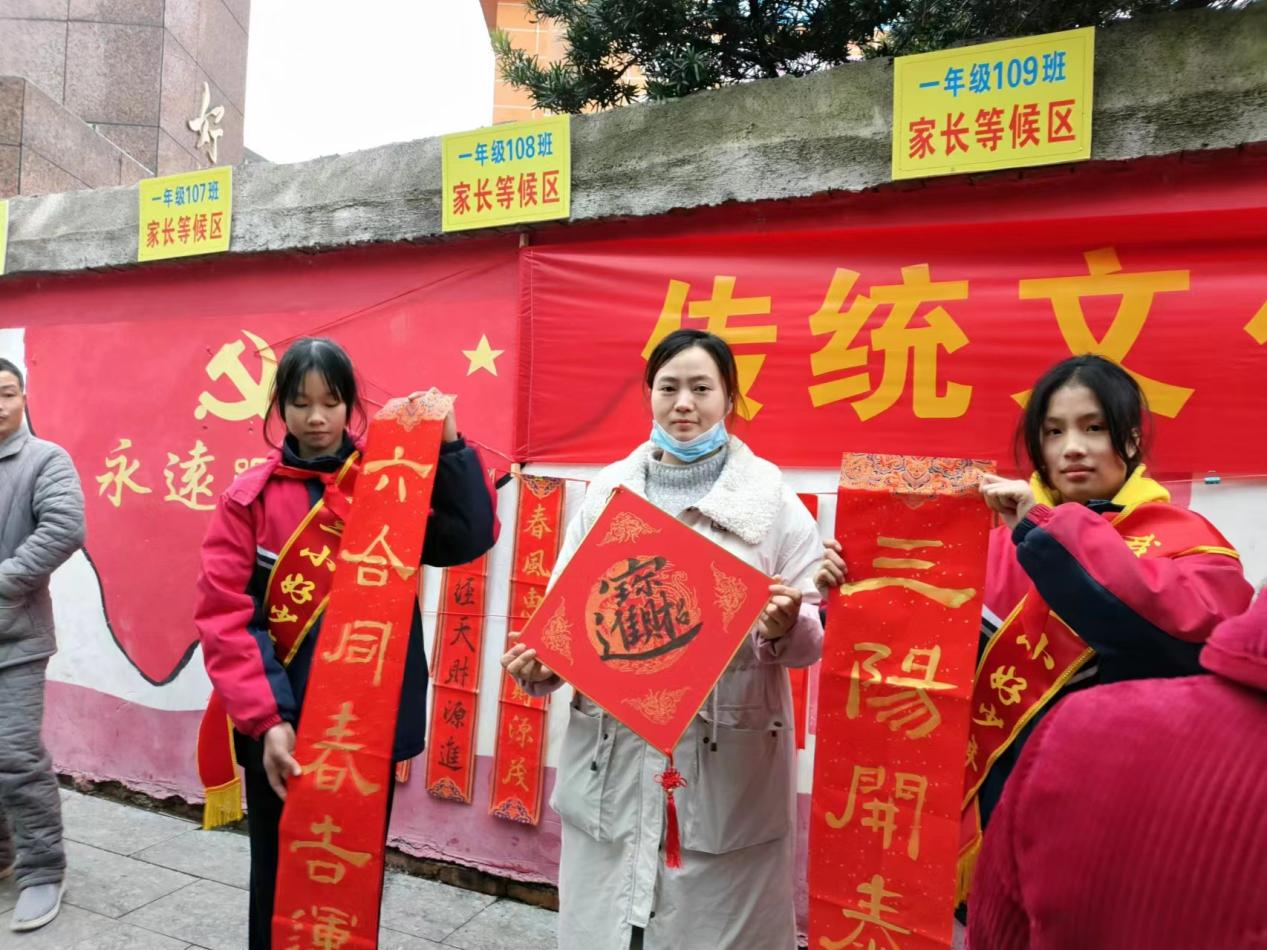 傳統(tǒng)文化進(jìn)校園，少先隊(duì)員贈(zèng)春聯(lián)