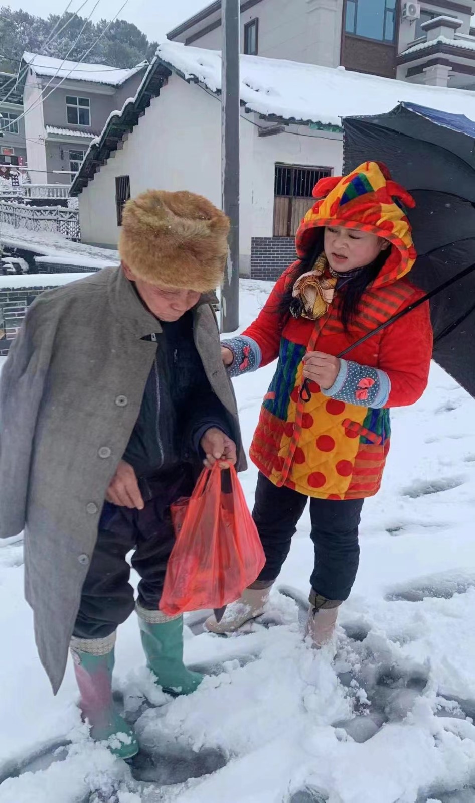 新寧縣崀山鎮(zhèn)：黨員干部齊發(fā)力 鏟雪除冰保安全