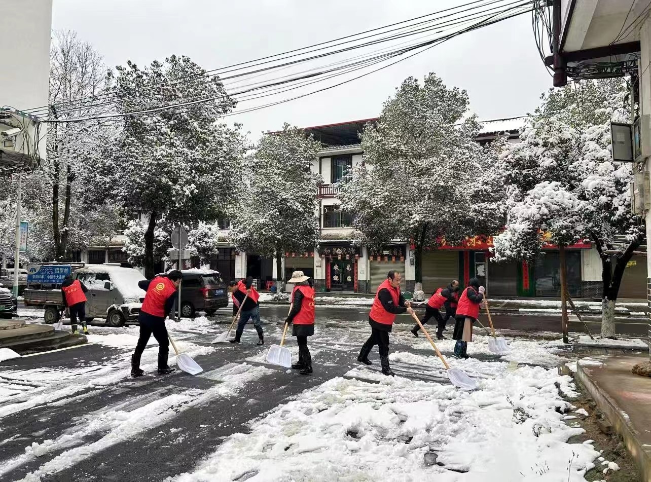 新寧縣崀山鎮(zhèn):黨員干部齊發(fā)力 鏟雪除冰保安全