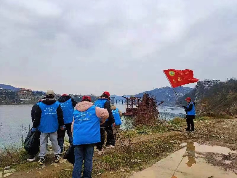辰溪大學生齊聚沅江河，爭當河小青