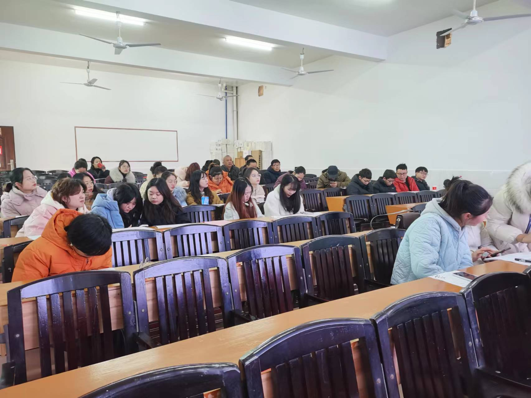 金石鎮(zhèn)白沙中學(xué)召開(kāi)“利劍護(hù)蕾 雷霆行動(dòng)”專(zhuān)項(xiàng)工作落實(shí)會(huì)