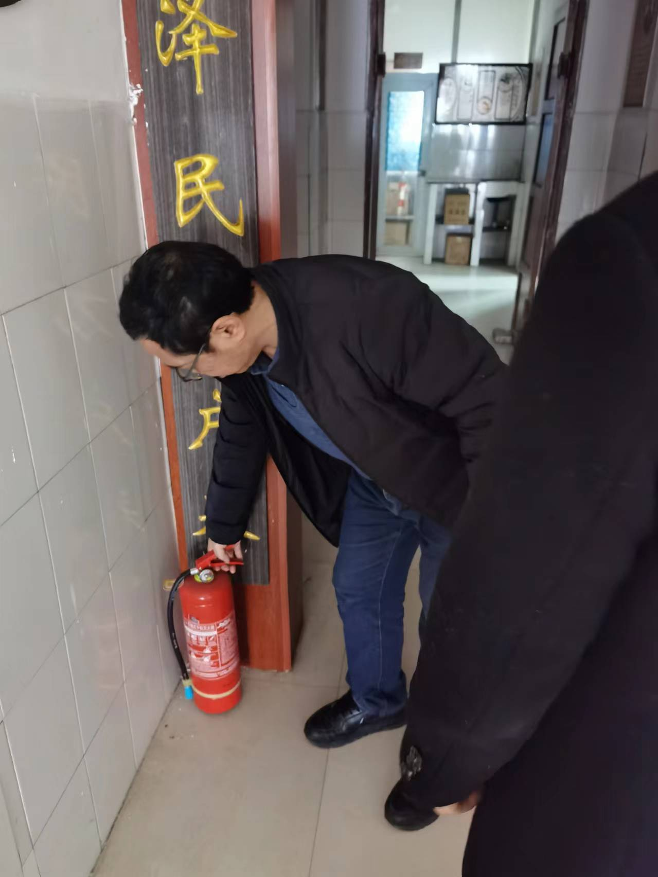 辰溪縣衛(wèi)健局領(lǐng)導(dǎo)督查鄉(xiāng)鎮(zhèn)醫(yī)療機(jī)構(gòu)消防安全工作