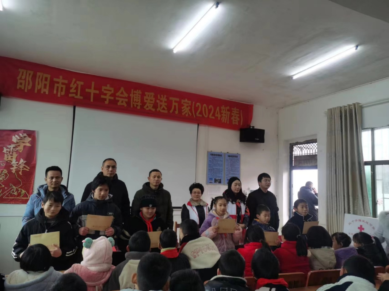 大愛(ài)無(wú)言，情暖校園