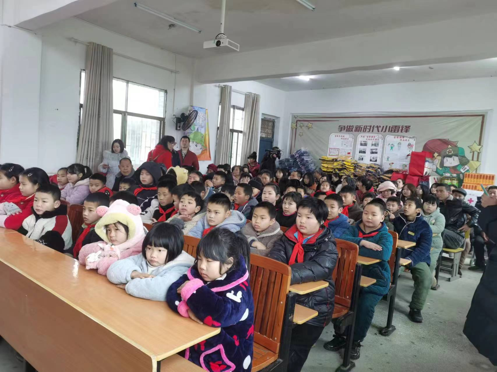 大愛(ài)無(wú)言，情暖校園