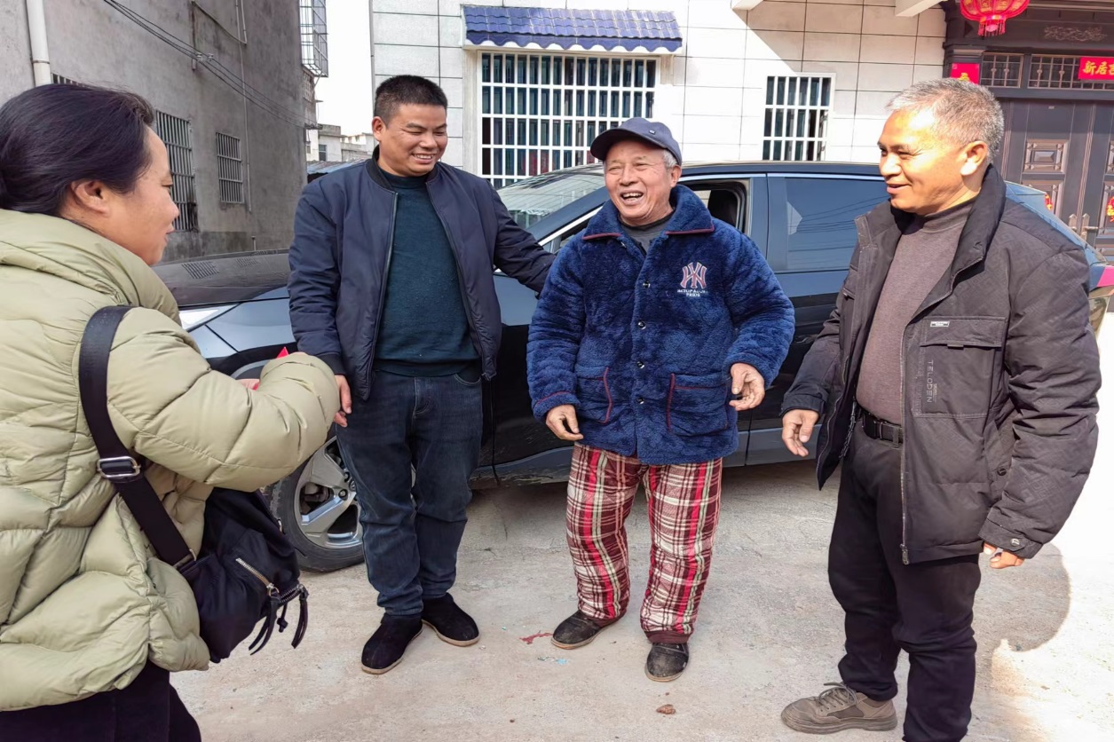 春節(jié)慰問老教師 真情關(guān)懷暖人心