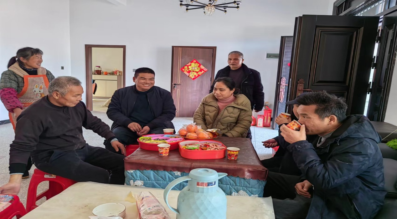 春節(jié)慰問老教師 真情關(guān)懷暖人心