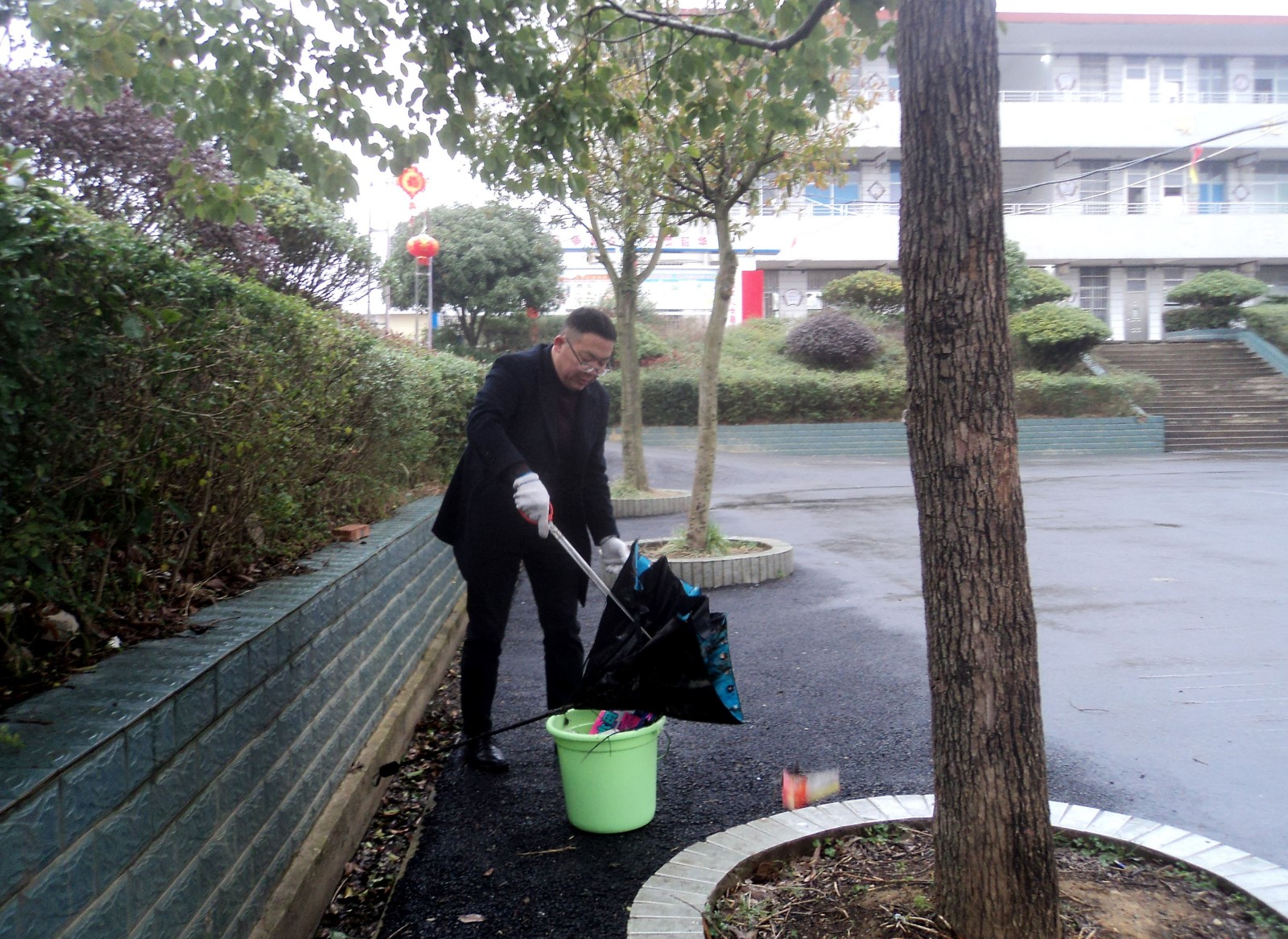 邵陽縣下花橋鎮(zhèn)中學教師破冰除污迎開學
