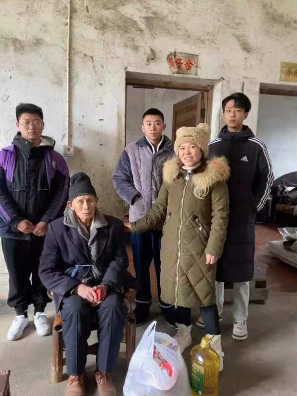 邵陽市二中學(xué)子牽手邵陽縣梽中學(xué)子溫情過元宵