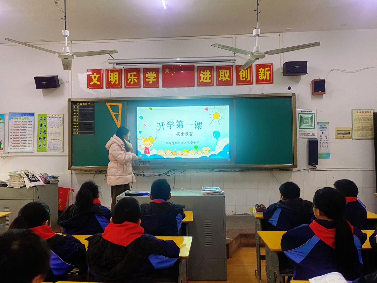 城區(qū)二?。喊踩逃瑸槌砷L保駕護(hù)航