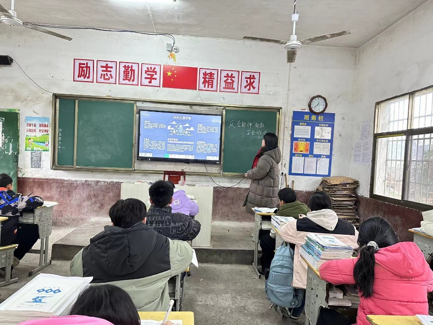 飛仙橋中學(xué)開學(xué)第一課：利劍護(hù)蕾，守護(hù)青春，筑牢防性侵與反邪教安全防線