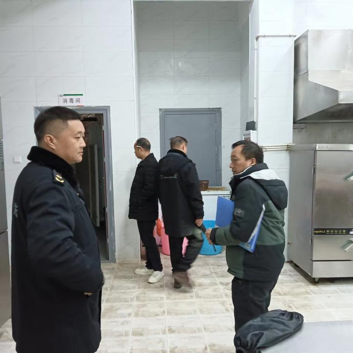 縣市場管理監(jiān)督局深入小溪市中學開展新學期食品安全檢查工作