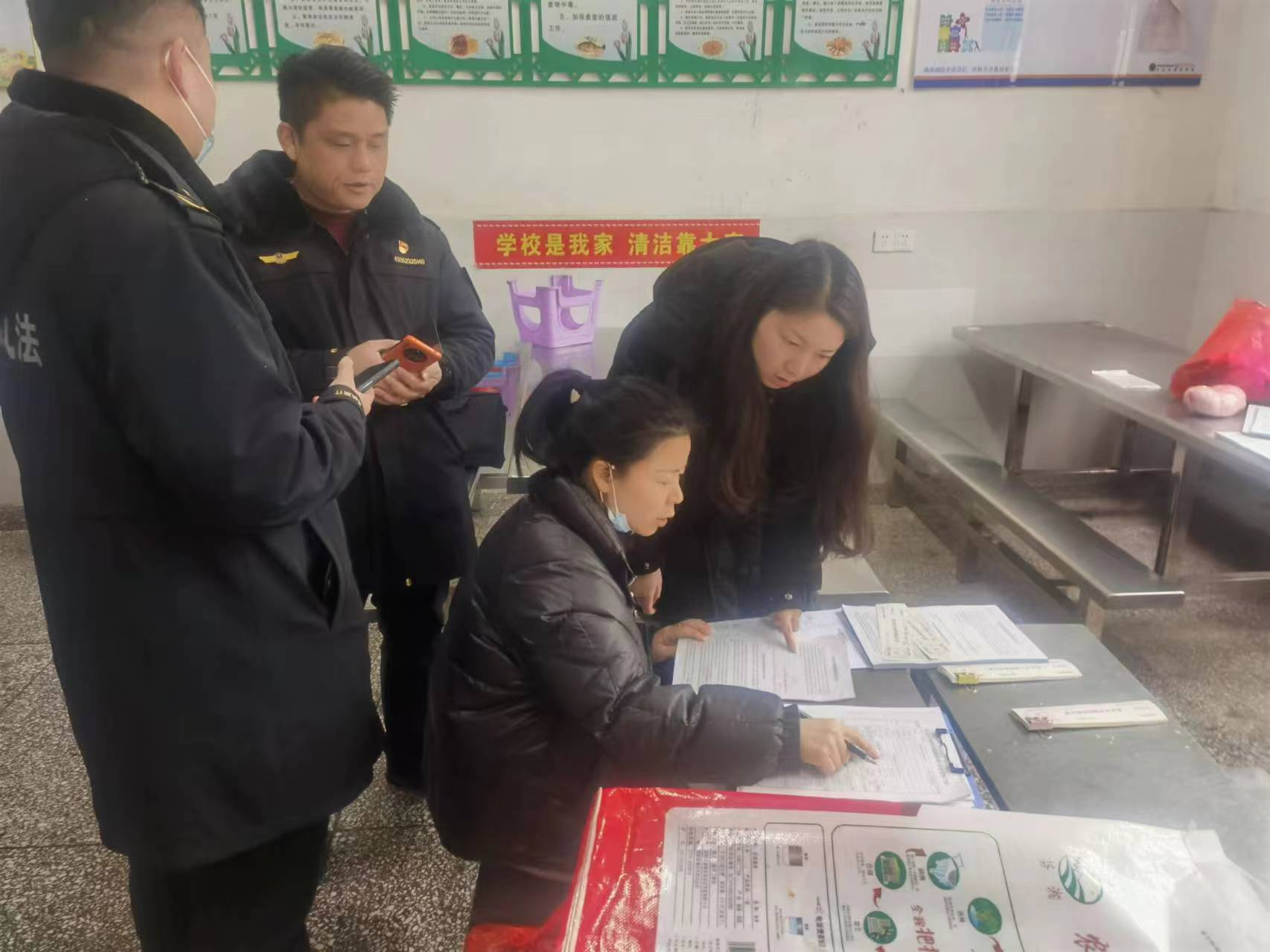 開學(xué)嚴(yán)把食品安全關(guān)