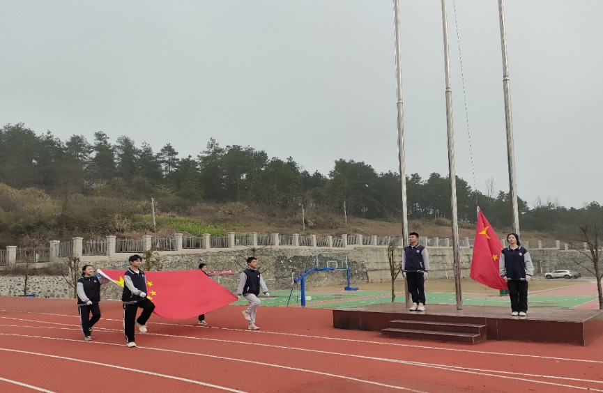 龍首昂揚(yáng)志千里，龍騰瑞氣啟新程