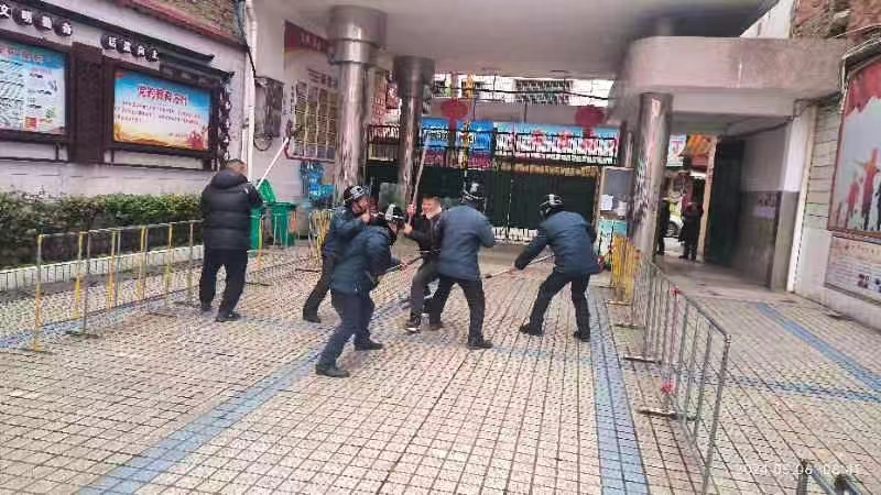 武岡市紅星小學(xué)舉行反恐防暴安全演練