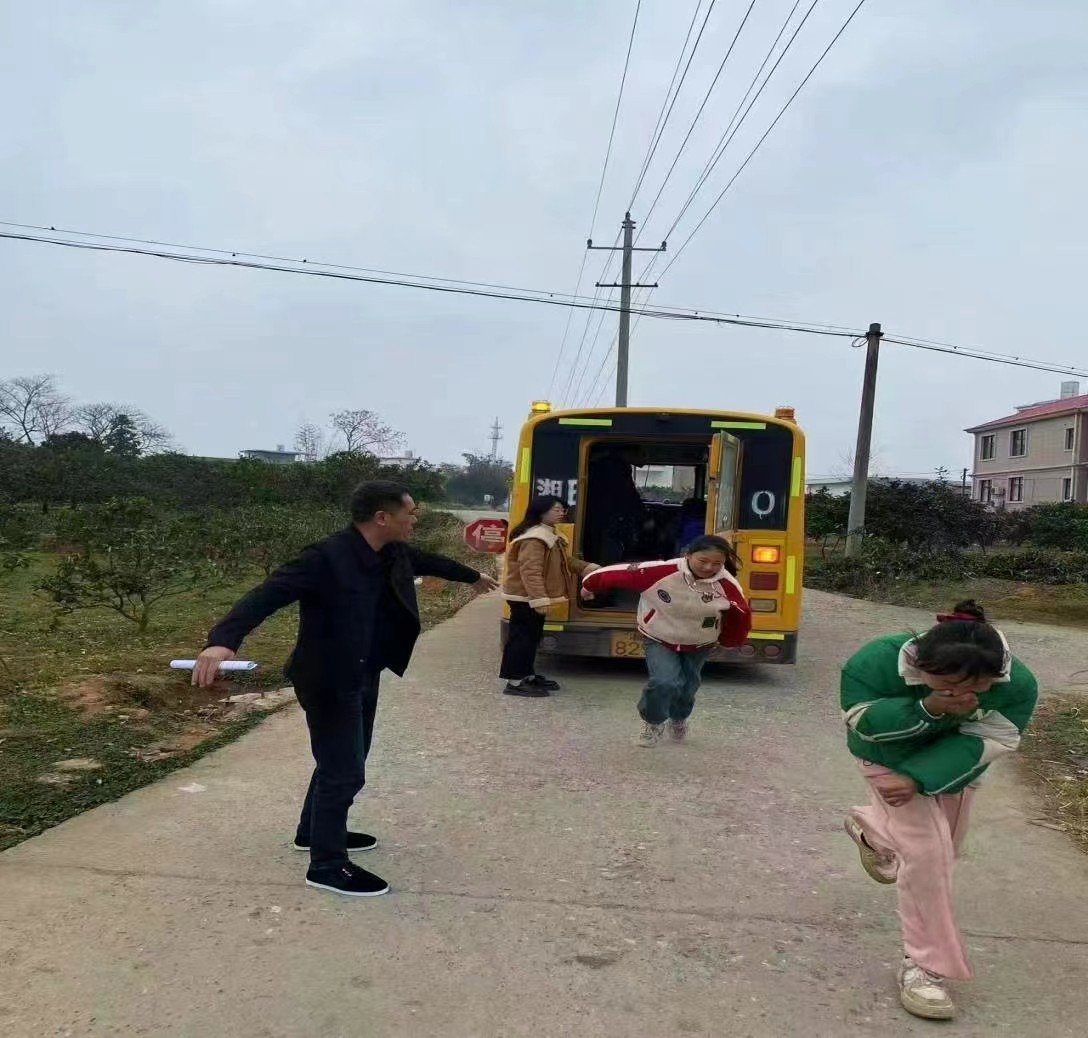 萬塘鄉(xiāng)白馬田中心小學(xué) 開展校車消防安全演練