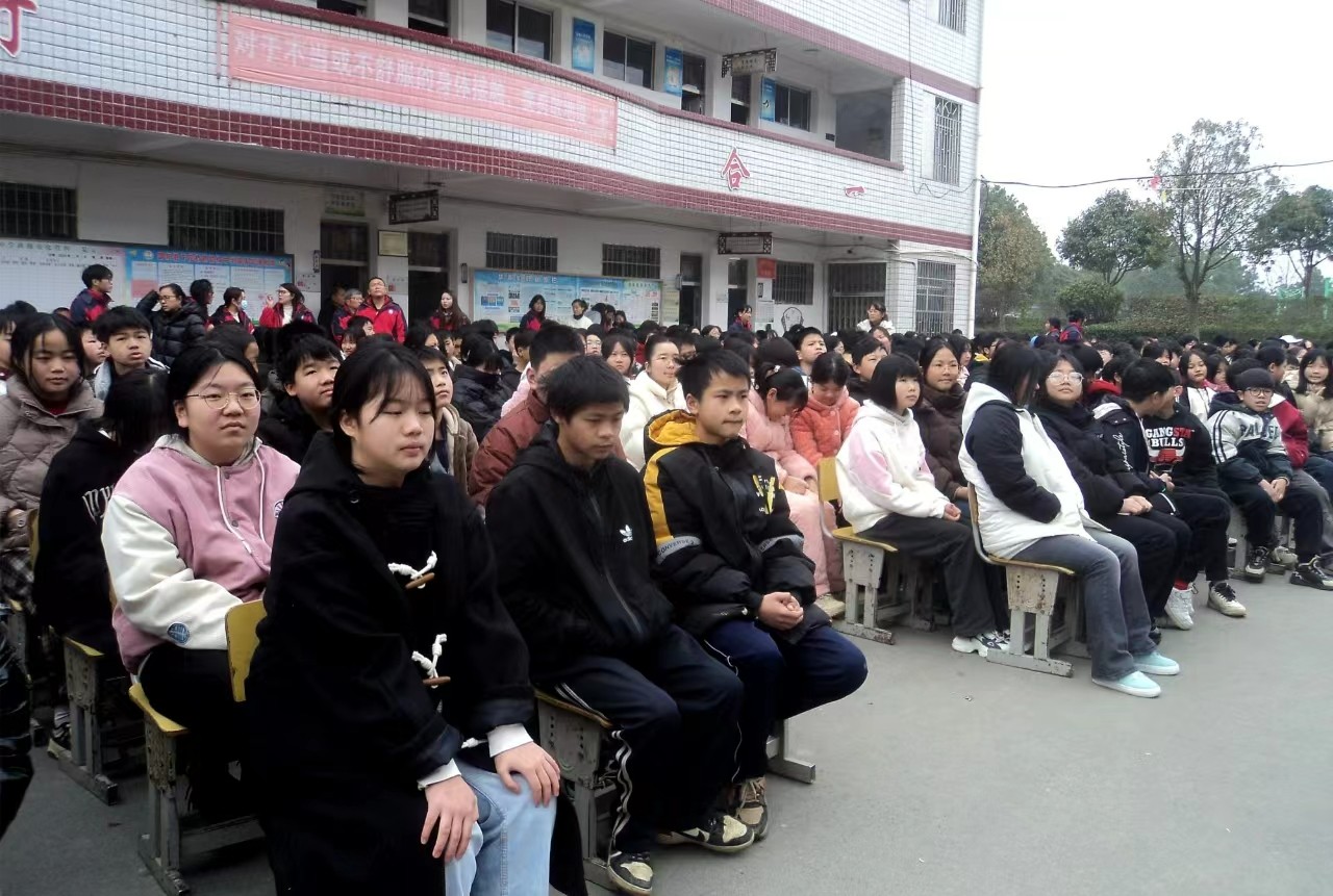 下花橋鎮(zhèn)中學(xué)：“龍”年新學(xué)期法制進(jìn)校園