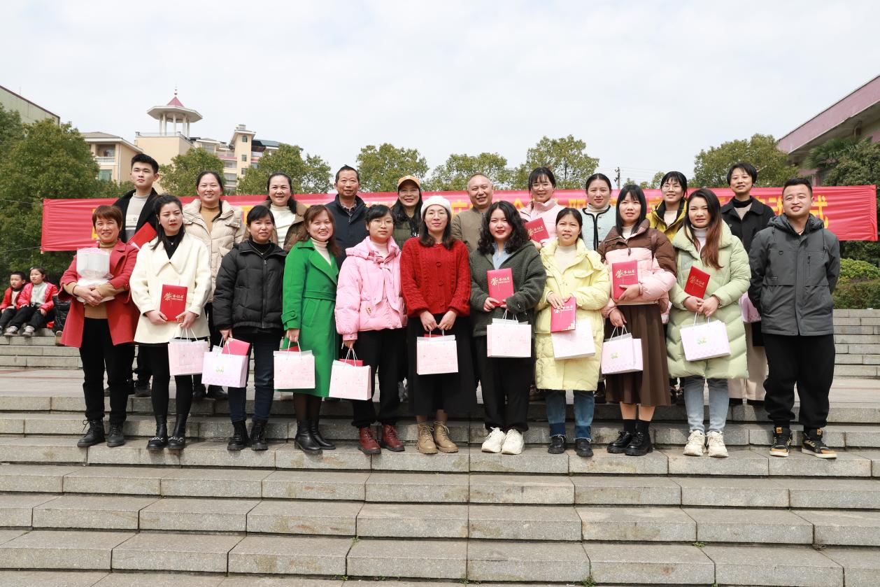 城區(qū)二小開展慶祝國際婦女節(jié)系列活動