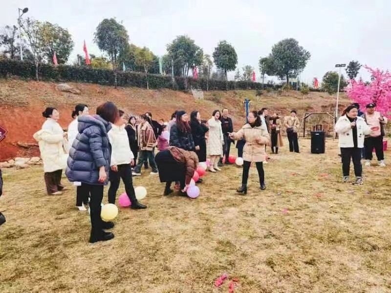 巾幗展英姿 筑夢(mèng)新時(shí)代