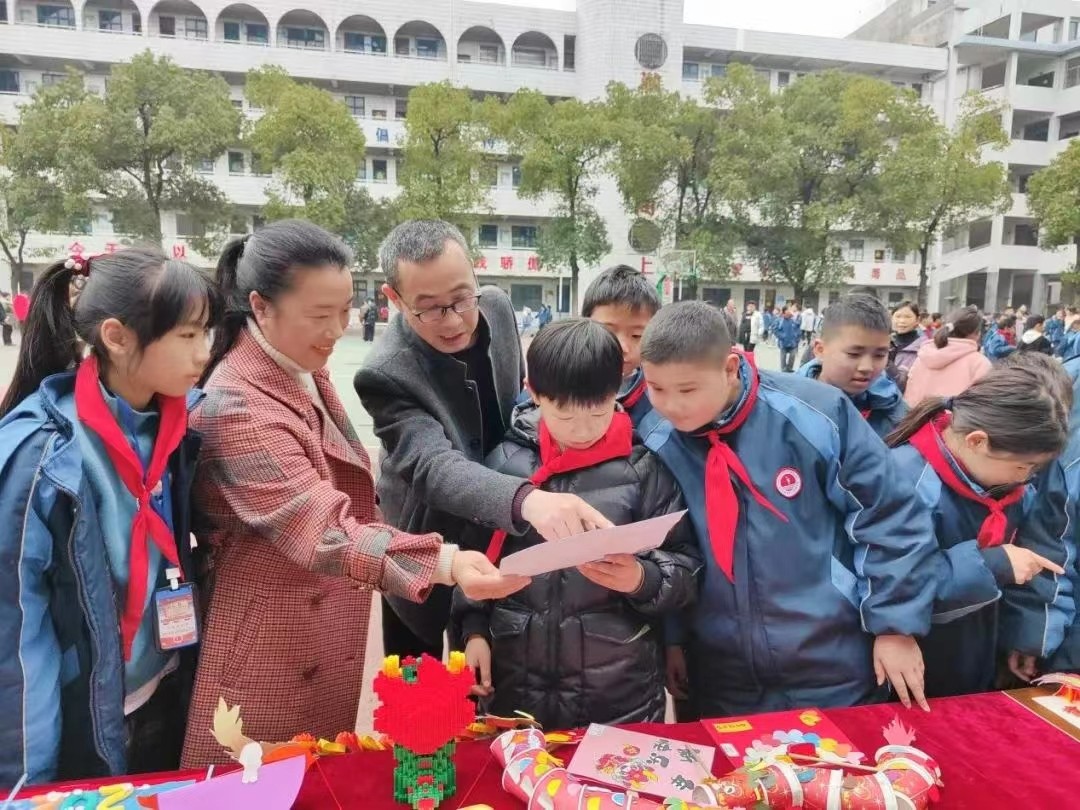 城區(qū)第一完全小學(xué)舉行德育實踐作業(yè)展示