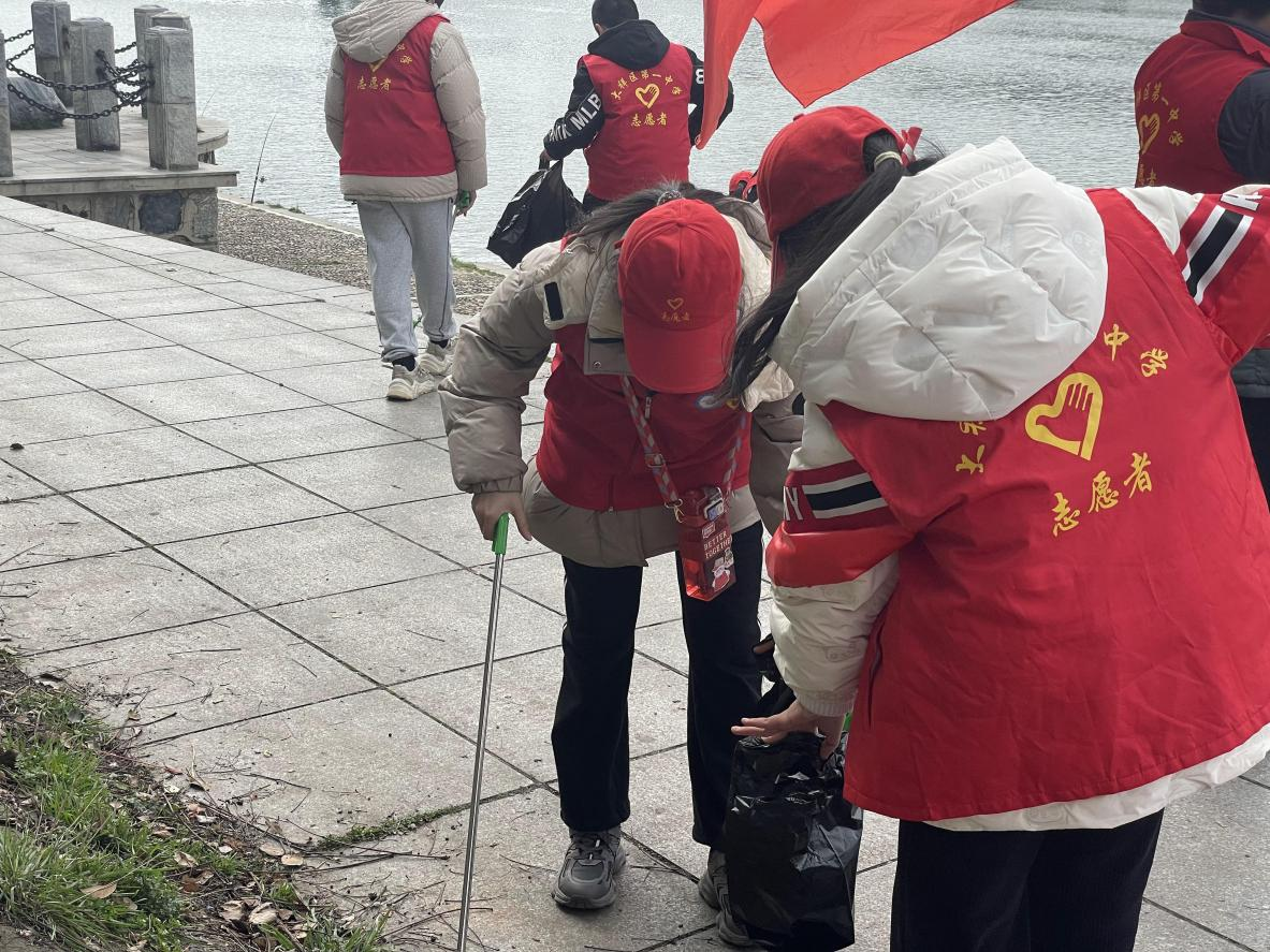 弘揚(yáng)雷鋒精神　志愿服務(wù)在心