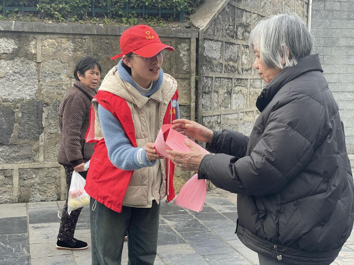 弘揚(yáng)雷鋒精神　志愿服務(wù)在心