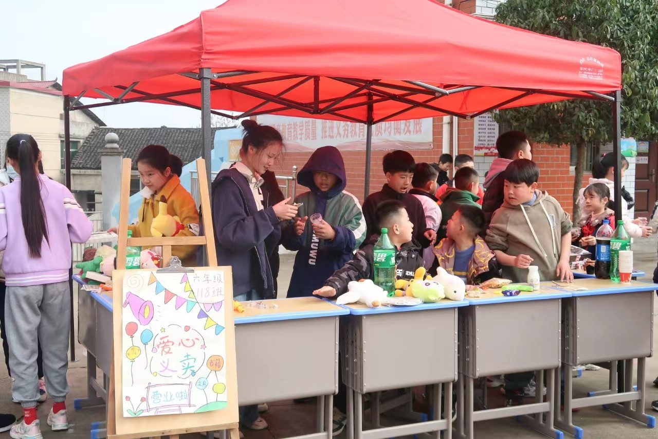 民族團結(jié)一家親 雷鋒義賣暖人心