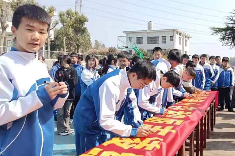 熱辣滾燙 擂響沖刺戰(zhàn)鼓 拼搏百日 鑄就飛馳人生