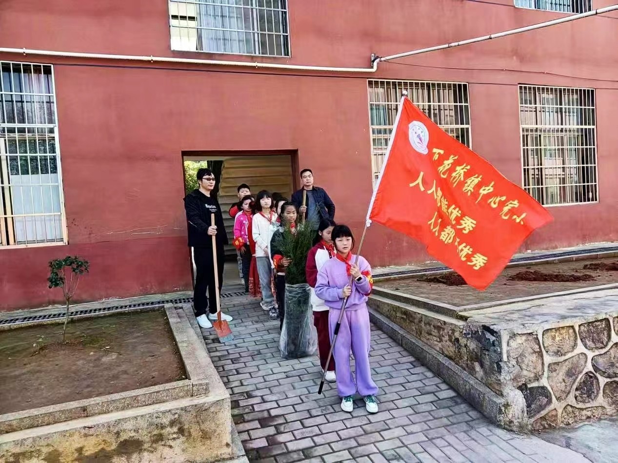 “共植共青林，共筑青春夢(mèng)”青少年義務(wù)植樹實(shí)踐活動(dòng)