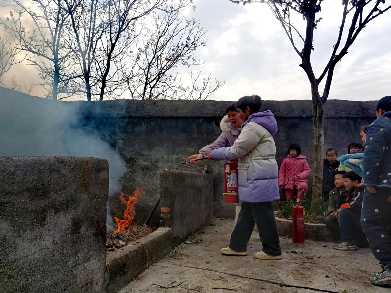 三青消防，滅火無(wú)情
