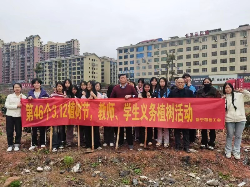 揚雷鋒精神，創(chuàng)清廉學(xué)校