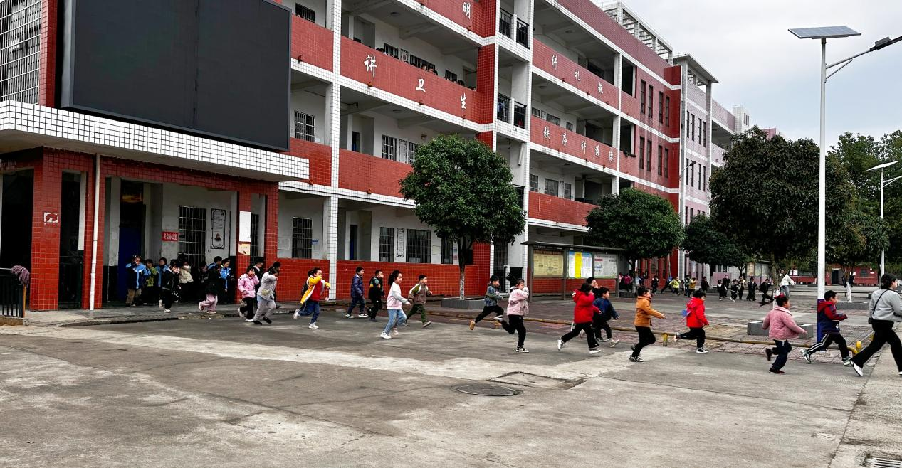 金石鎮(zhèn)水頭學(xué)校舉行春季消防安全演練