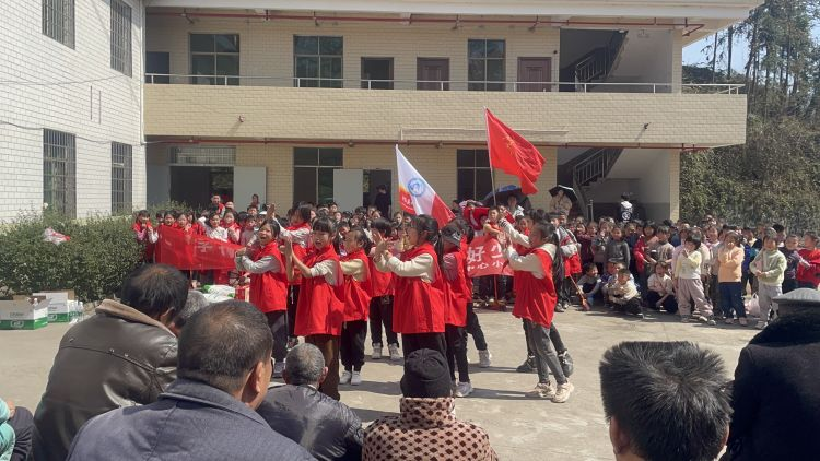 新邵縣坪上鎮(zhèn)中心小學(xué)：開(kāi)展“雷鋒精神代代傳 敬老院里獻(xiàn)愛(ài)心”活動(dòng)