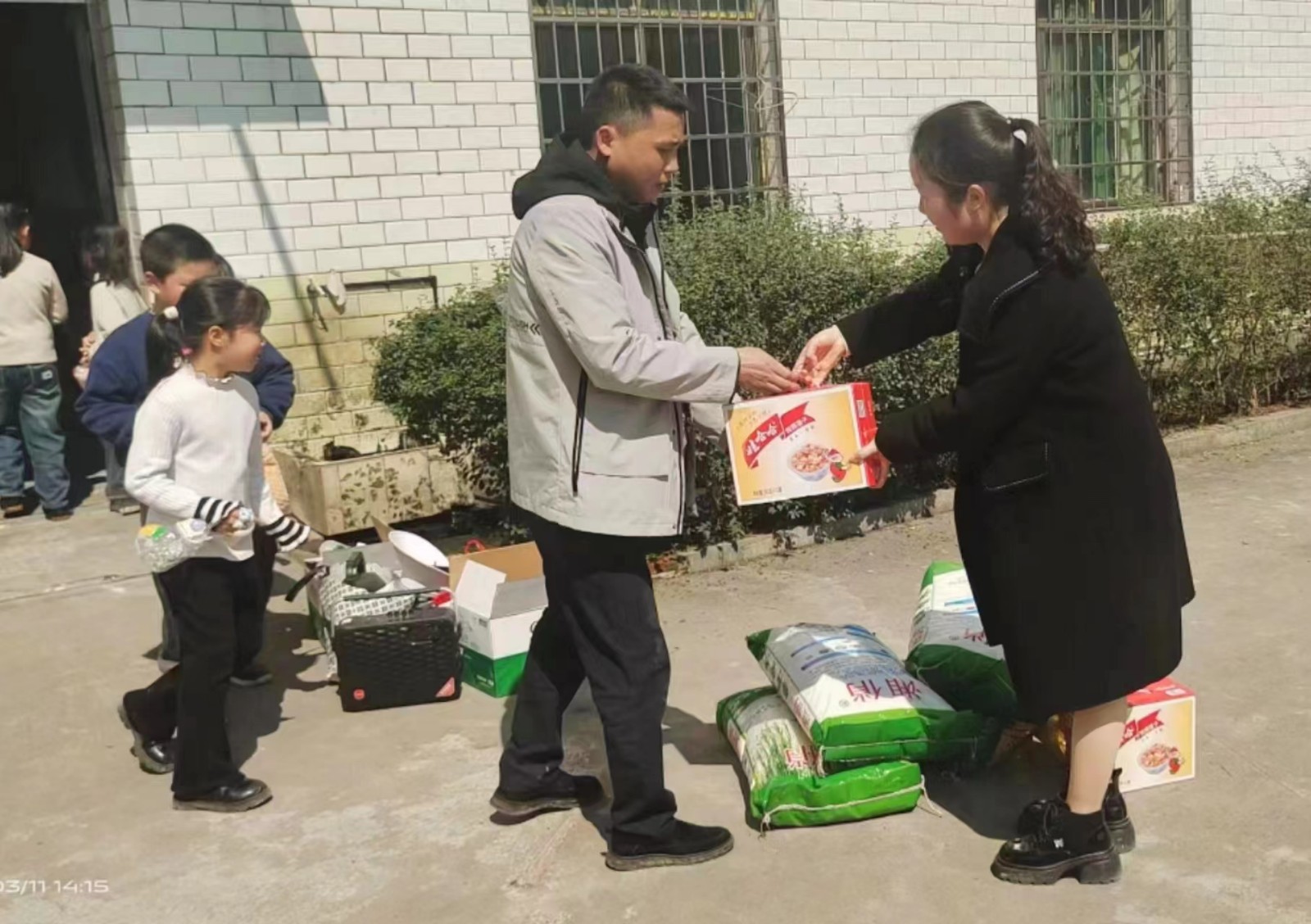 新邵縣坪上鎮(zhèn)中心小學(xué)：開(kāi)展“雷鋒精神代代傳 敬老院里獻(xiàn)愛(ài)心”活動(dòng)