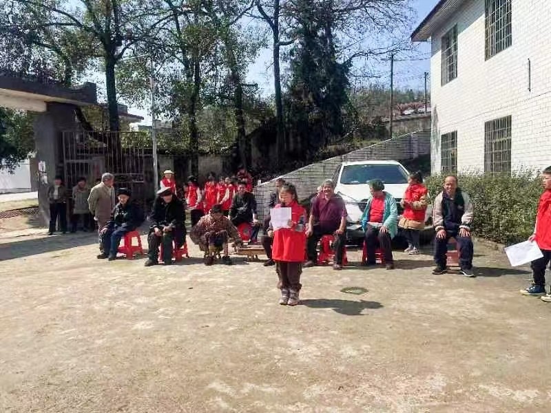 新邵縣坪上鎮(zhèn)中心小學(xué)：開(kāi)展“雷鋒精神代代傳 敬老院里獻(xiàn)愛(ài)心”活動(dòng)