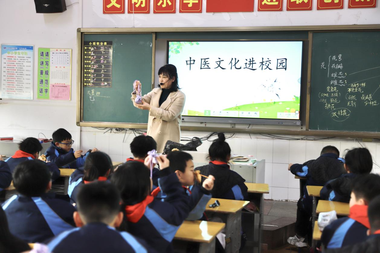 城區(qū)二小積極開(kāi)展“中醫(yī)藥文化進(jìn)校園”系列活動(dòng)