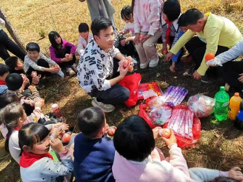 踏春出游齊歡喜  植樹環(huán)保攜手行