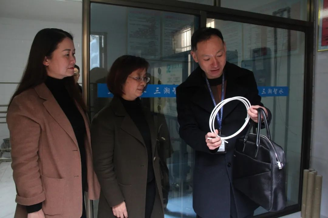 邵東市衛(wèi)健綜合監(jiān)督執(zhí)法大隊(duì)對(duì)城區(qū)第一完全小學(xué)飲用水衛(wèi)生安全進(jìn)行督查